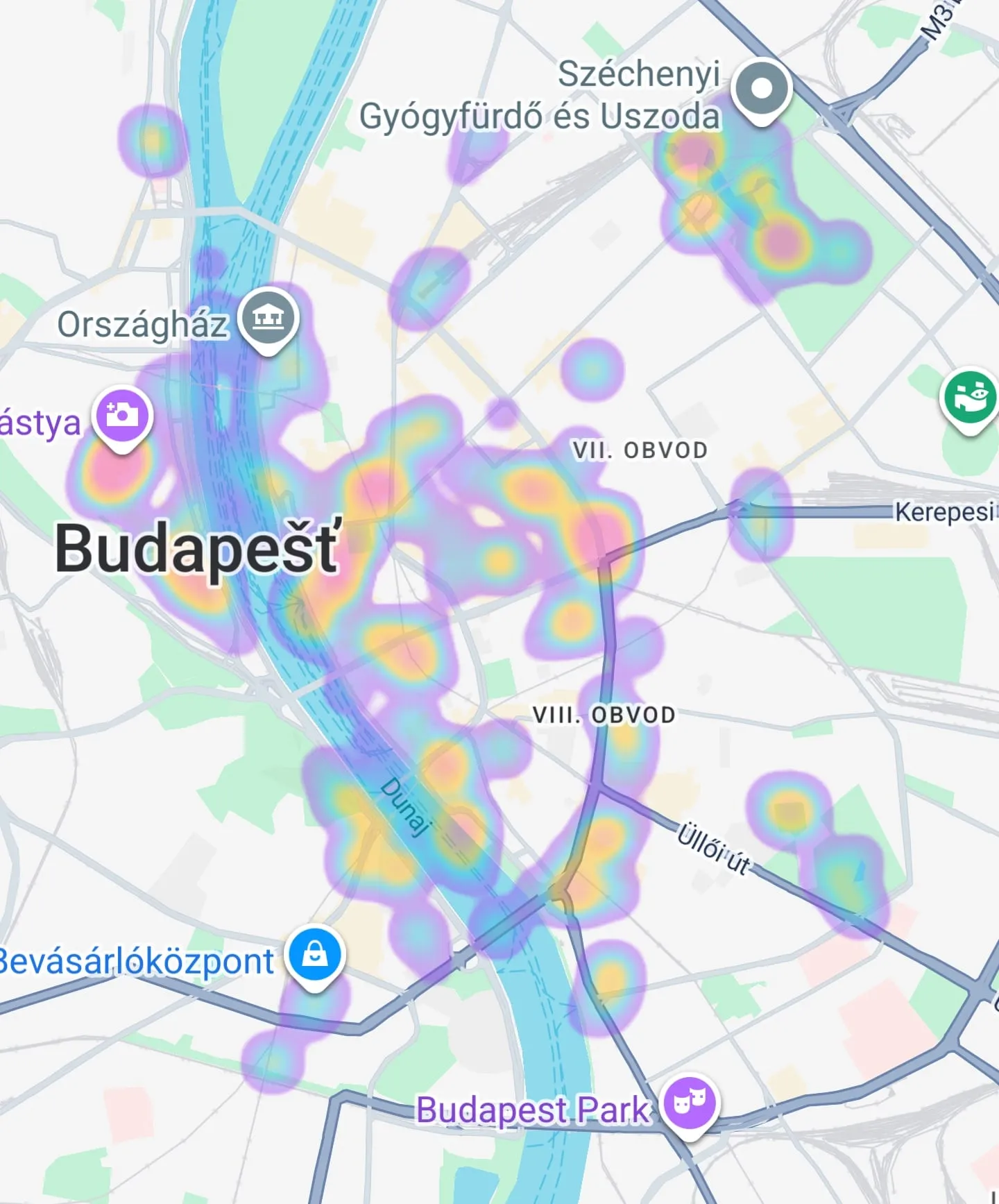 Mapa Budapešti s farebnými škvrnami v miestach, kde vznikli fotky — najhustejšie v centre Pešti a pozdĺž Dunaja, samostatné škvrny pri Széchenyiho kúpeľoch vo Városligete, pri Rybárskej bašte a na juhu v deviatom obvode