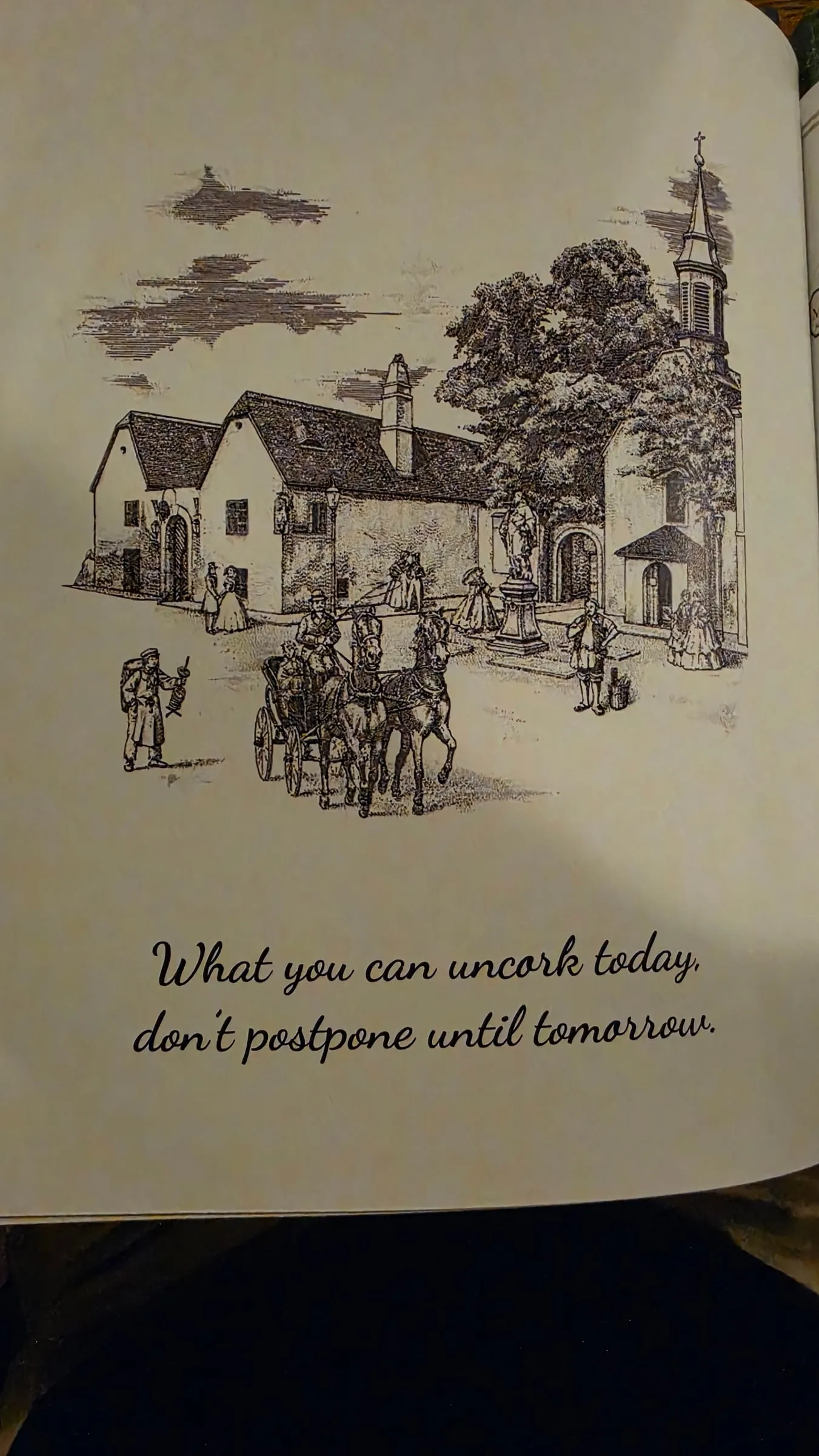 Strana jedálneho lístka s rytinou vidieckeho dvora, kočom s koňmi a kostolom, pod ňou anglický nápis What you can uncork today, don't postpone until tomorrow
